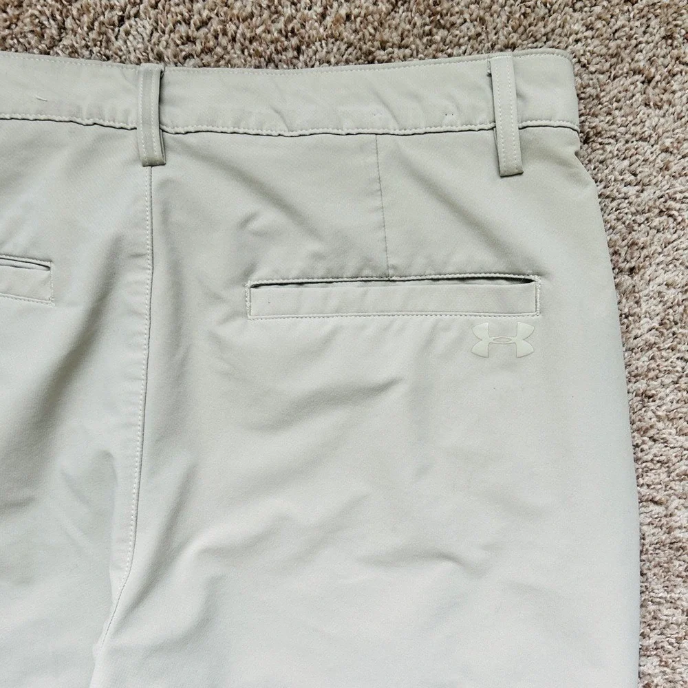 Under Armour I Men's Golf Chino Pants I Size 30 x 32 I Flat Front Beige‎